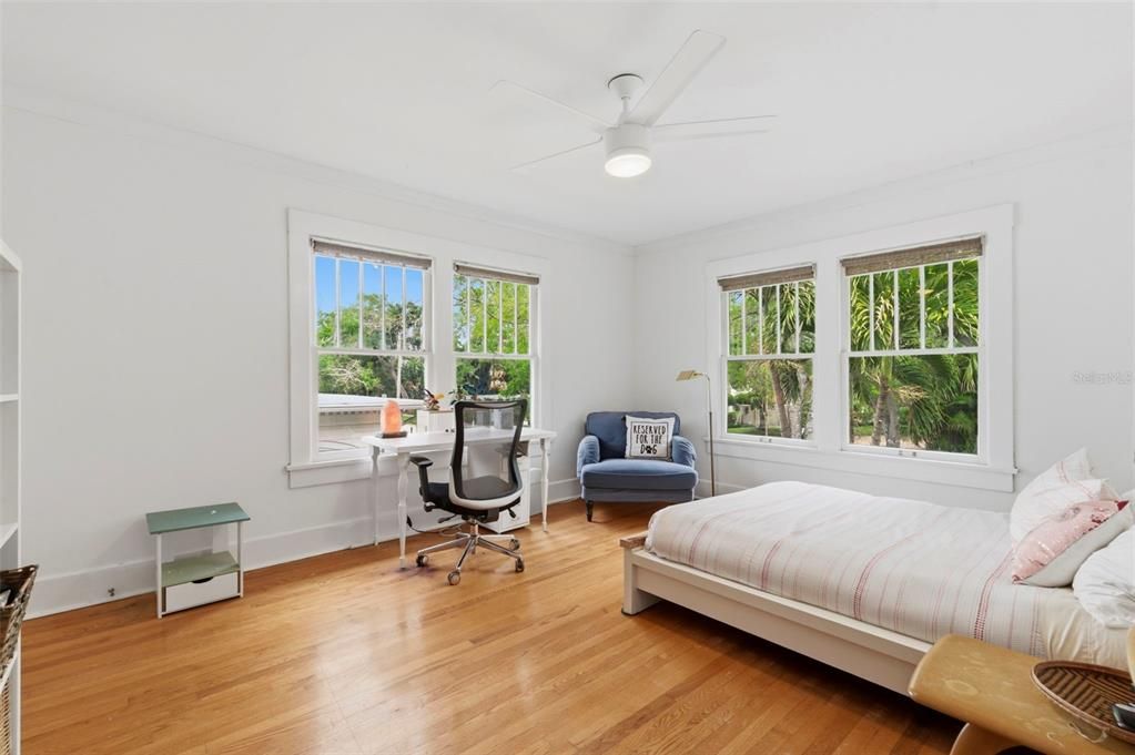 Activo con contrato: $1,549,000 (5 camas, 3 baños, 3011 Pies cuadrados)