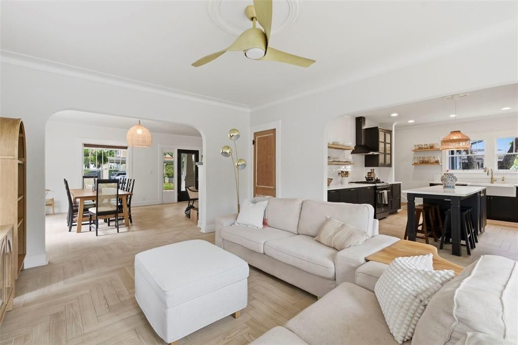 Activo con contrato: $1,549,000 (5 camas, 3 baños, 3011 Pies cuadrados)