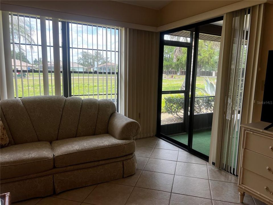 Active With Contract: $220,000 (2 beds, 2 baths, 1129 Square Feet)
