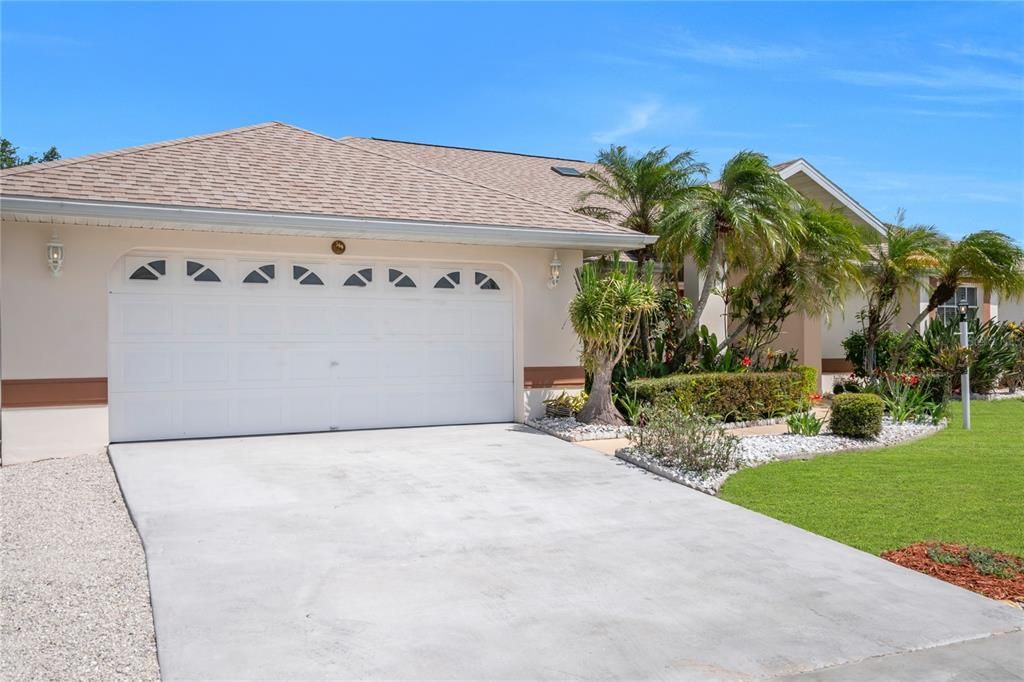 Под контрактом: $373,999 (3 спален, 2 ванн, 2421 Квадратных фут)