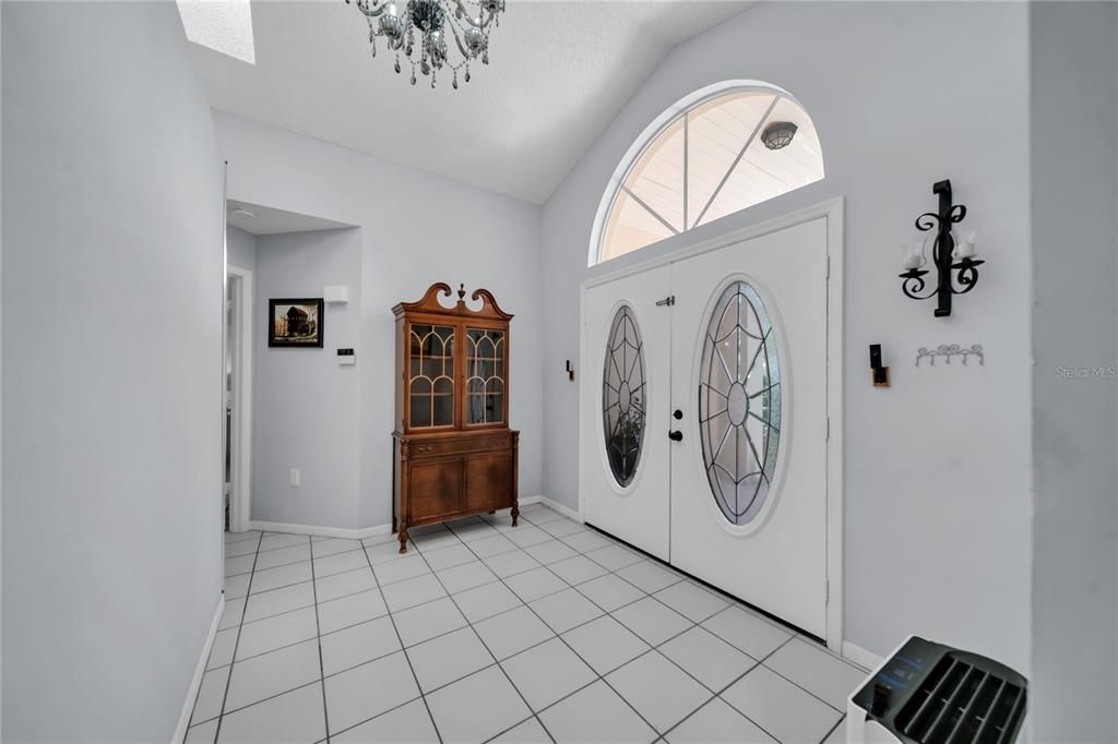 Под контрактом: $373,999 (3 спален, 2 ванн, 2421 Квадратных фут)