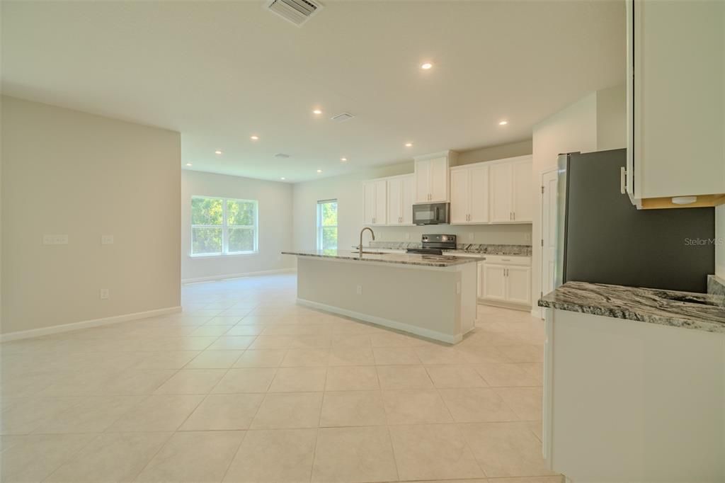 Activo con contrato: $515,000 (4 camas, 3 baños, 2550 Pies cuadrados)