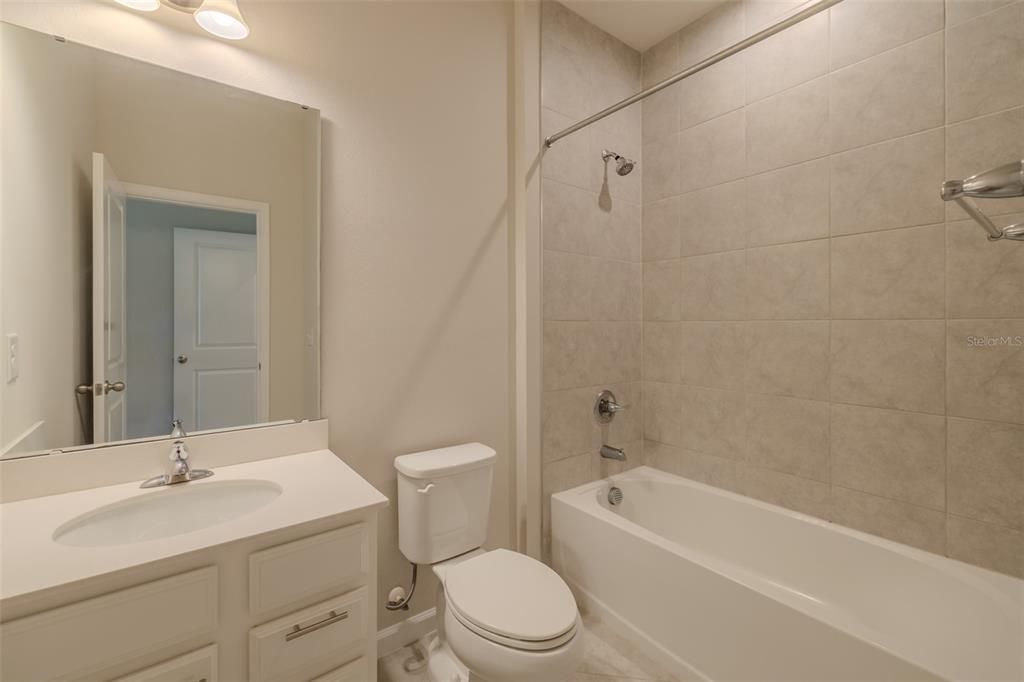 Activo con contrato: $515,000 (4 camas, 3 baños, 2550 Pies cuadrados)