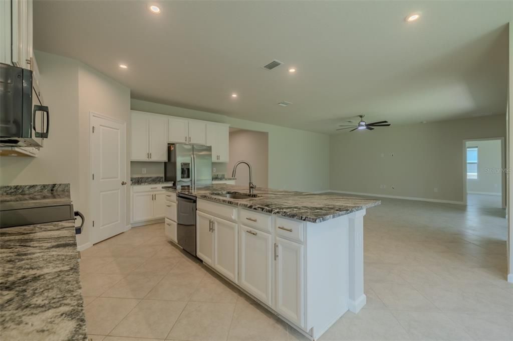 Activo con contrato: $515,000 (4 camas, 3 baños, 2550 Pies cuadrados)