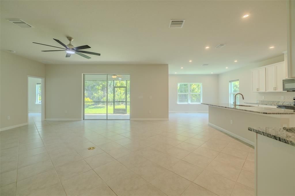 Activo con contrato: $515,000 (4 camas, 3 baños, 2550 Pies cuadrados)