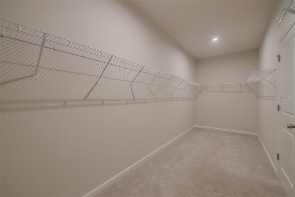 Activo con contrato: $515,000 (4 camas, 3 baños, 2550 Pies cuadrados)
