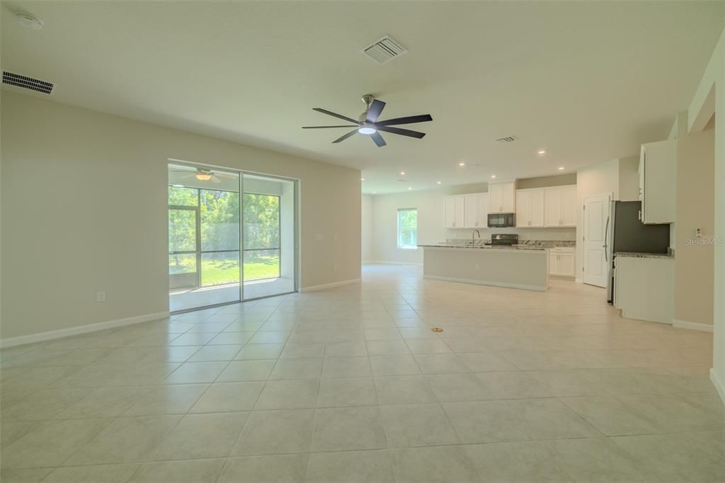 Activo con contrato: $515,000 (4 camas, 3 baños, 2550 Pies cuadrados)