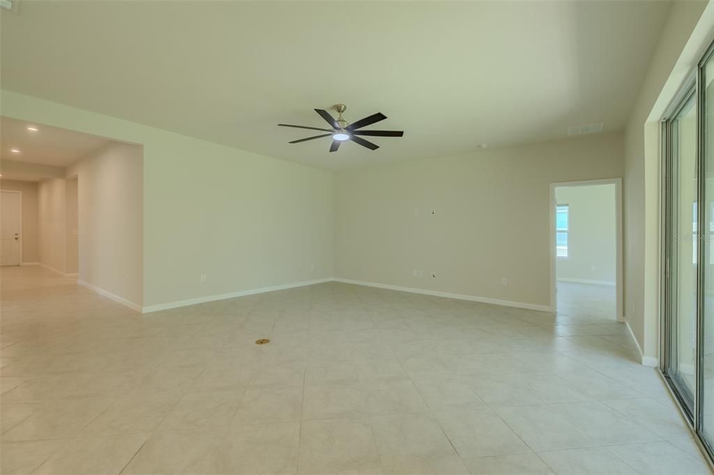 Activo con contrato: $515,000 (4 camas, 3 baños, 2550 Pies cuadrados)