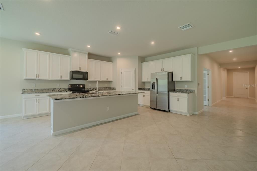 Activo con contrato: $515,000 (4 camas, 3 baños, 2550 Pies cuadrados)