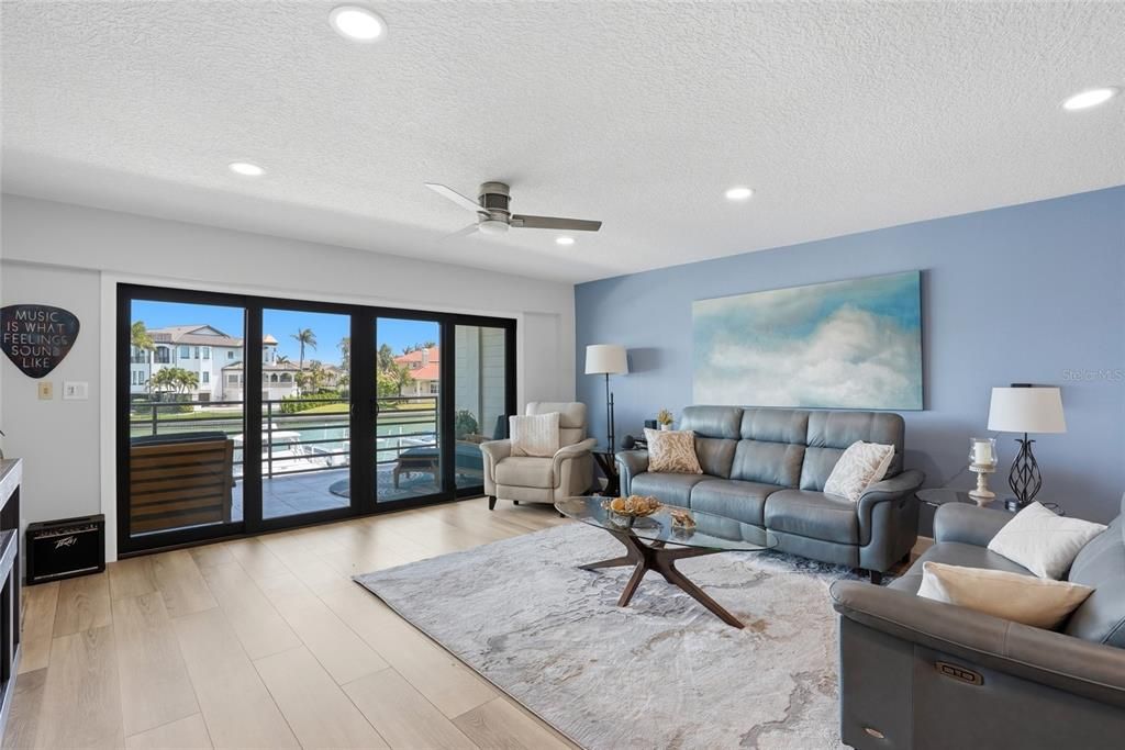 En Venta: $799,000 (2 camas, 2 baños, 1365 Pies cuadrados)