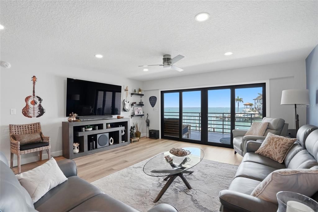 En Venta: $799,000 (2 camas, 2 baños, 1365 Pies cuadrados)