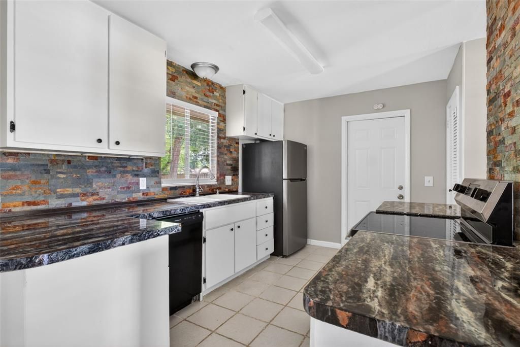 Active With Contract: $236,900 (3 beds, 2 baths, 1334 Square Feet)