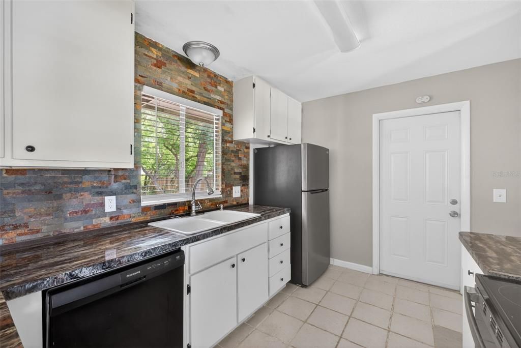 Active With Contract: $236,900 (3 beds, 2 baths, 1334 Square Feet)