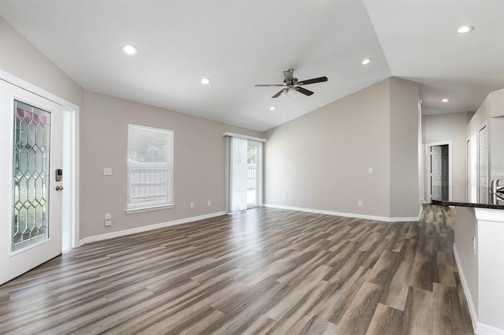 Activo con contrato: $329,000 (3 camas, 2 baños, 1300 Pies cuadrados)