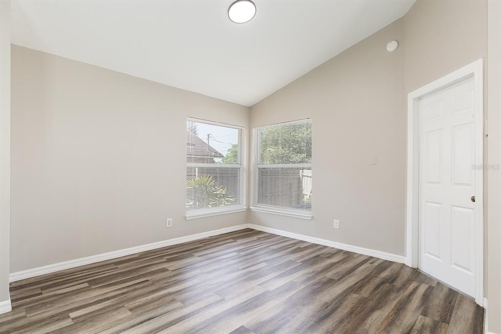 Activo con contrato: $329,000 (3 camas, 2 baños, 1300 Pies cuadrados)