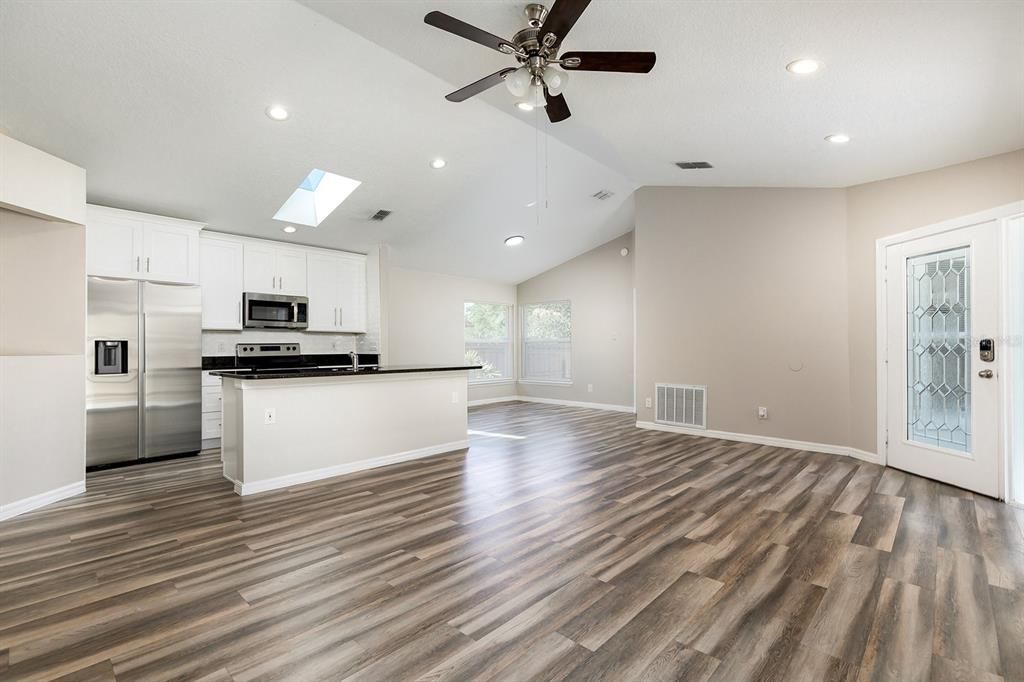 Activo con contrato: $329,000 (3 camas, 2 baños, 1300 Pies cuadrados)