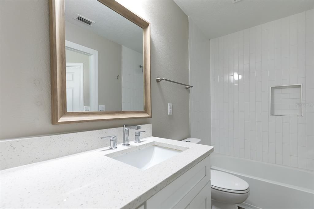 Activo con contrato: $329,000 (3 camas, 2 baños, 1300 Pies cuadrados)