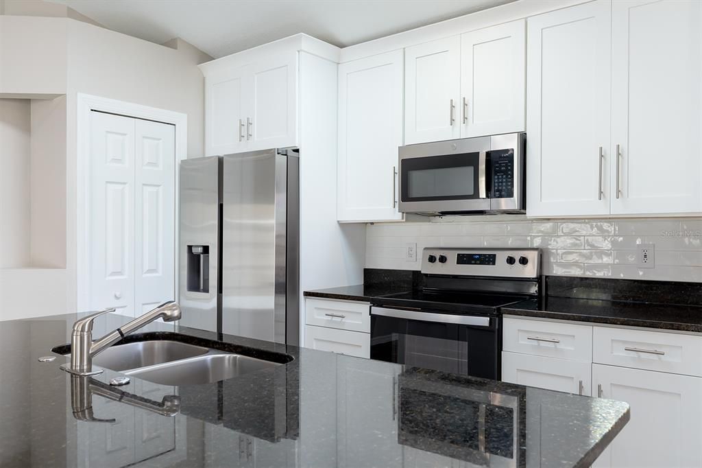 Activo con contrato: $329,000 (3 camas, 2 baños, 1300 Pies cuadrados)