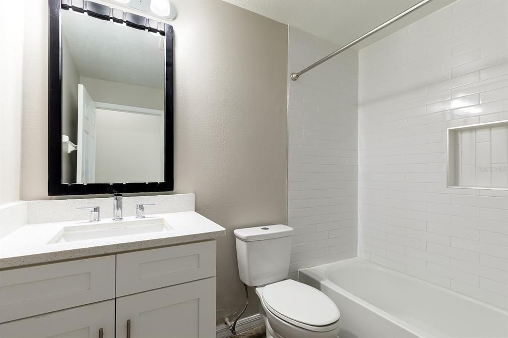 Activo con contrato: $329,000 (3 camas, 2 baños, 1300 Pies cuadrados)