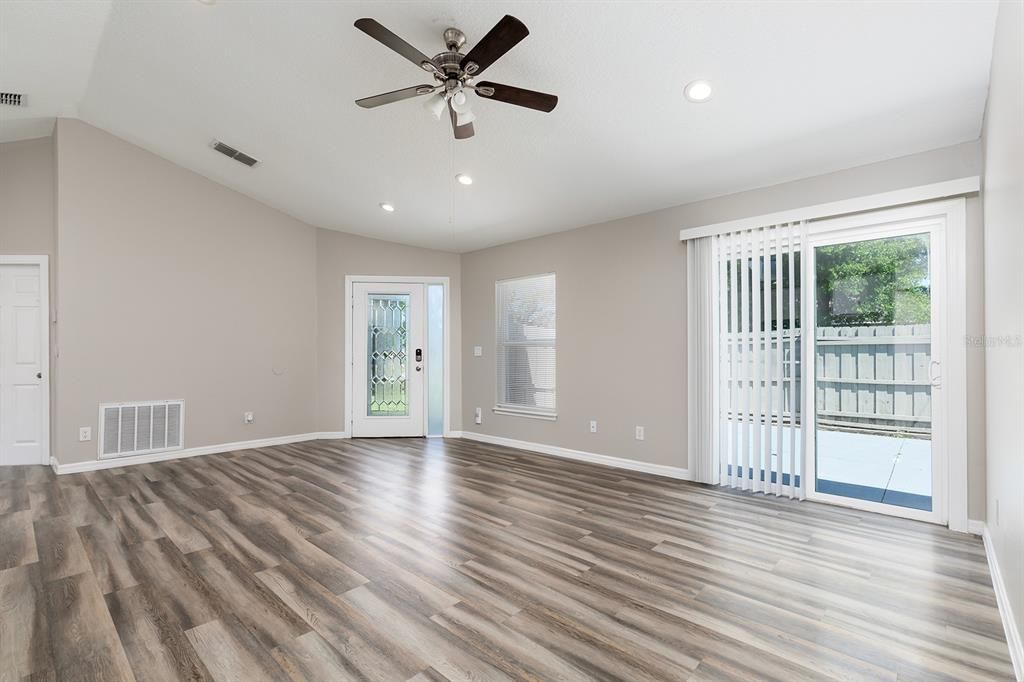 Activo con contrato: $329,000 (3 camas, 2 baños, 1300 Pies cuadrados)