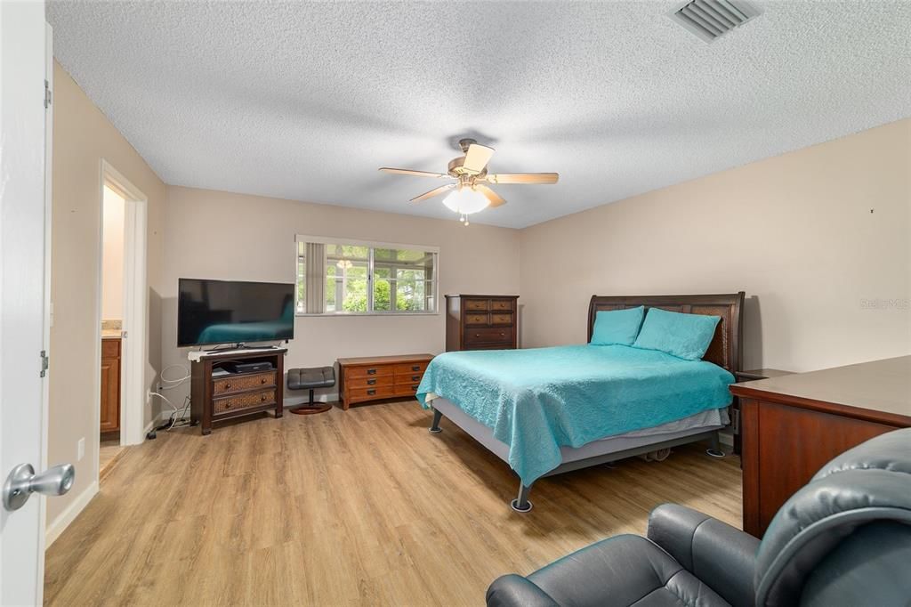 Active With Contract: $199,000 (2 beds, 2 baths, 1748 Square Feet)