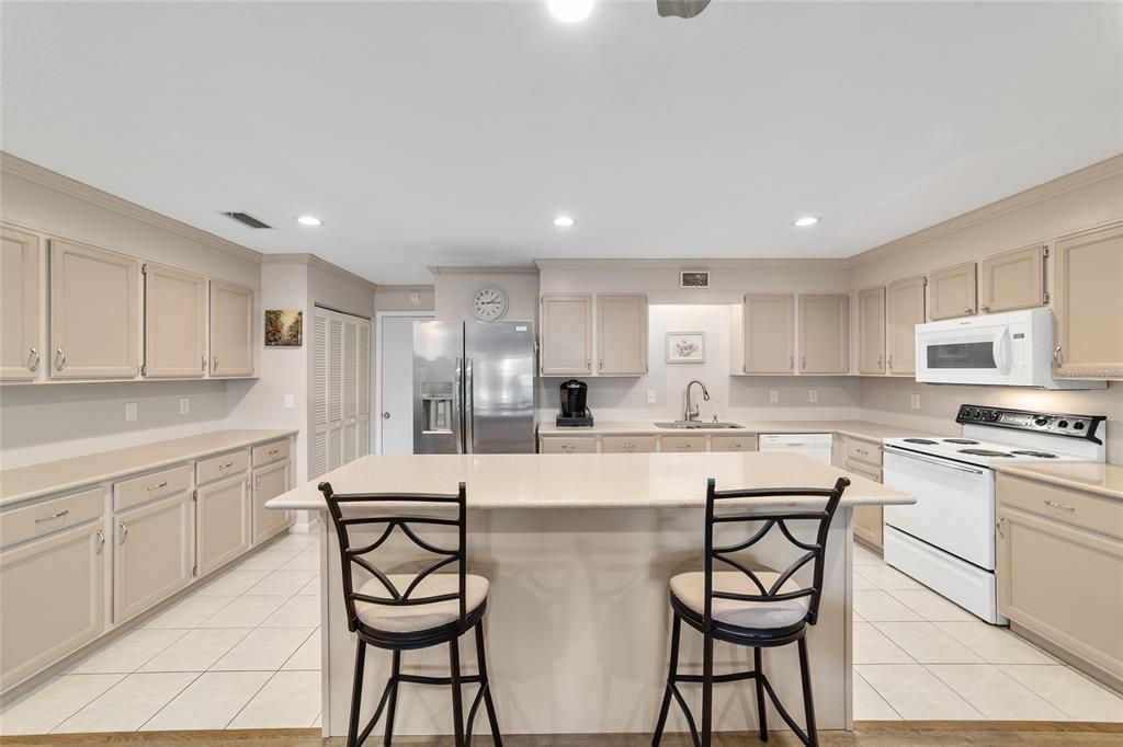 Active With Contract: $199,000 (2 beds, 2 baths, 1748 Square Feet)