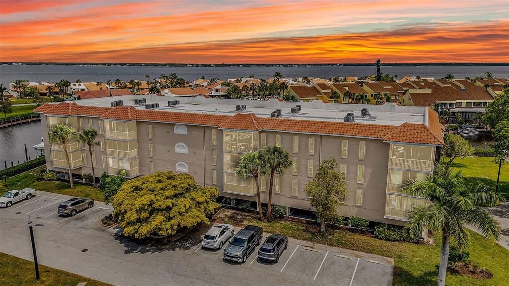 Activo con contrato: $163,000 (2 camas, 2 baños, 1147 Pies cuadrados)