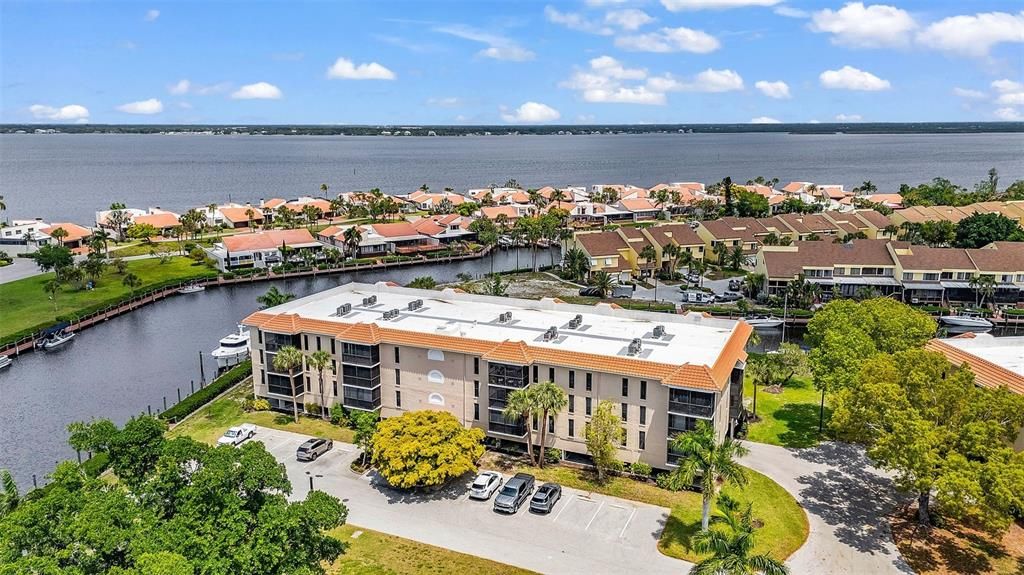 Activo con contrato: $163,000 (2 camas, 2 baños, 1147 Pies cuadrados)