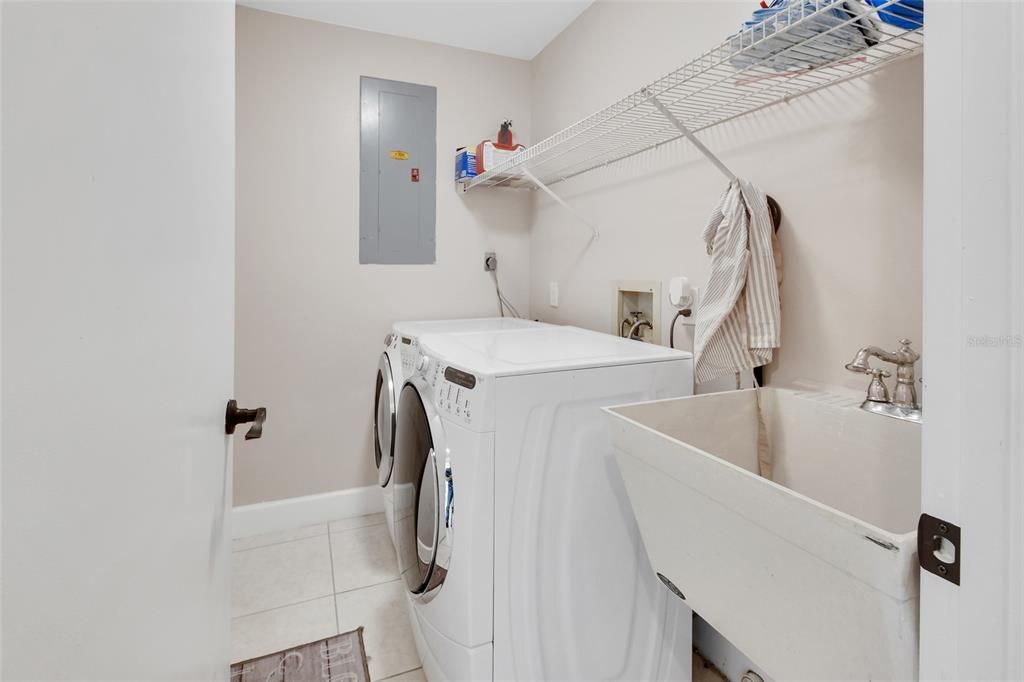 Active With Contract: $420,000 (3 beds, 2 baths, 1717 Square Feet)