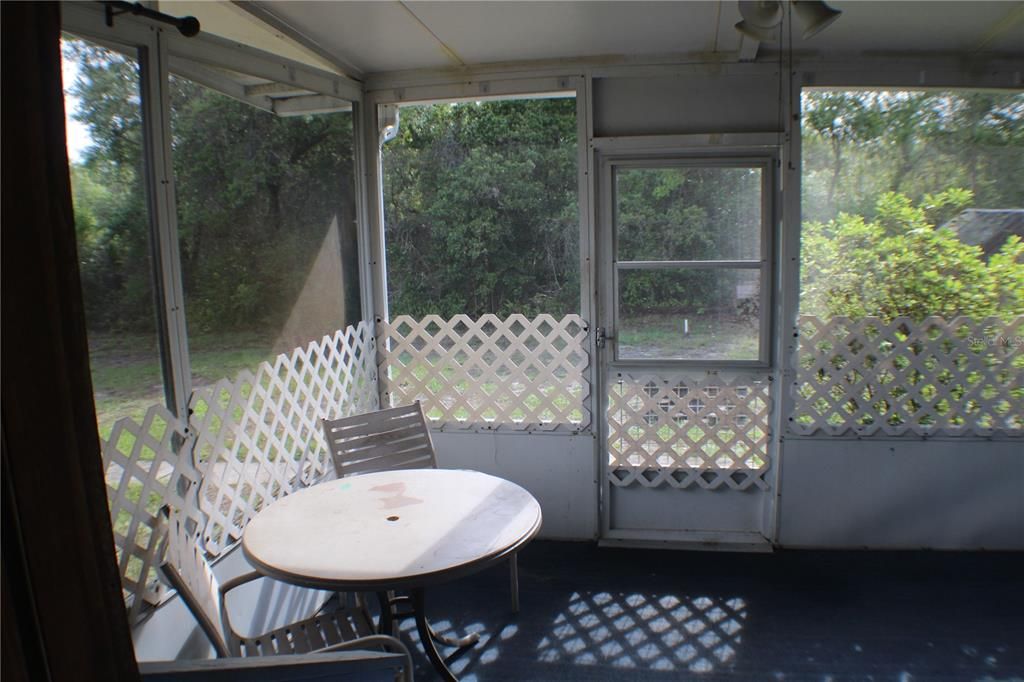 For Sale: $250,000 (2 beds, 1 baths, 1039 Square Feet)