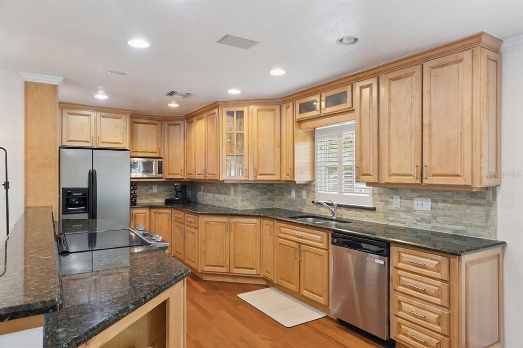 Active With Contract: $395,000 (2 beds, 2 baths, 1250 Square Feet)