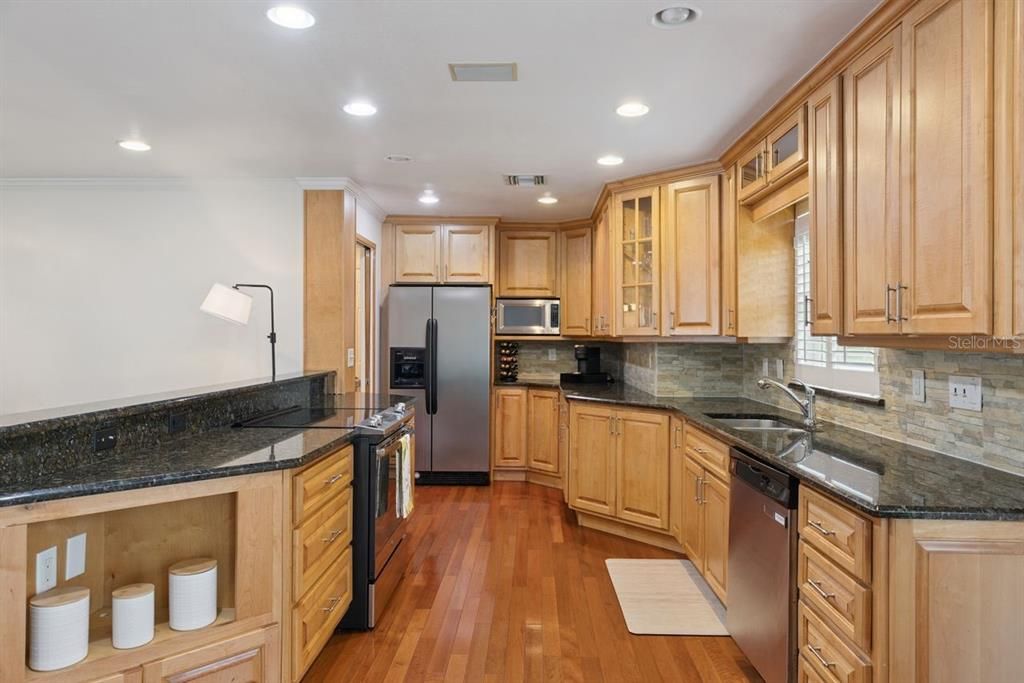 Active With Contract: $395,000 (2 beds, 2 baths, 1250 Square Feet)