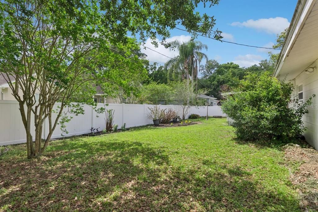 Active With Contract: $395,000 (2 beds, 2 baths, 1250 Square Feet)