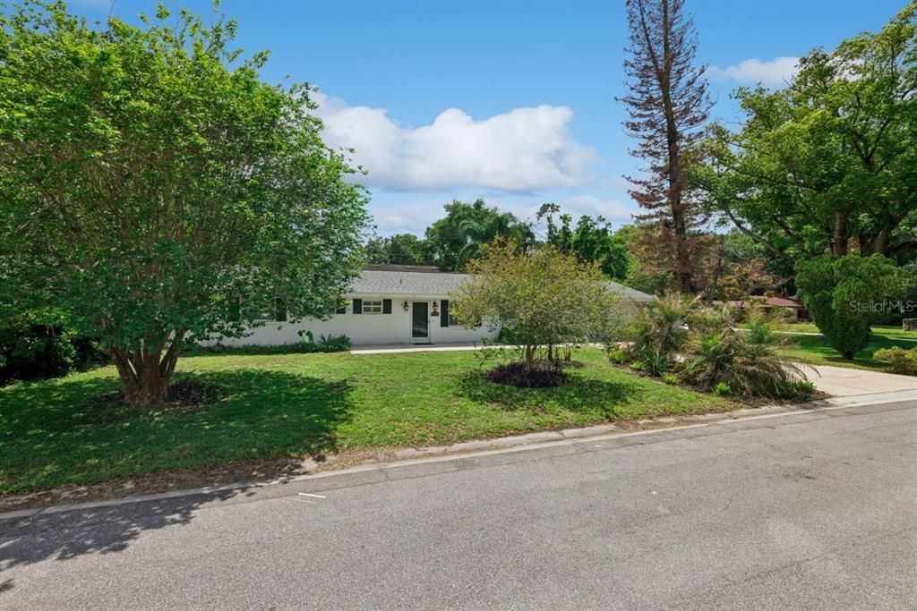 Active With Contract: $395,000 (2 beds, 2 baths, 1250 Square Feet)