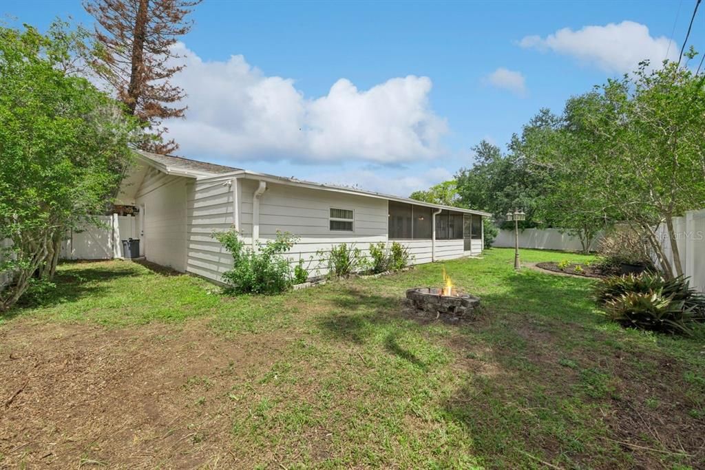 Active With Contract: $395,000 (2 beds, 2 baths, 1250 Square Feet)