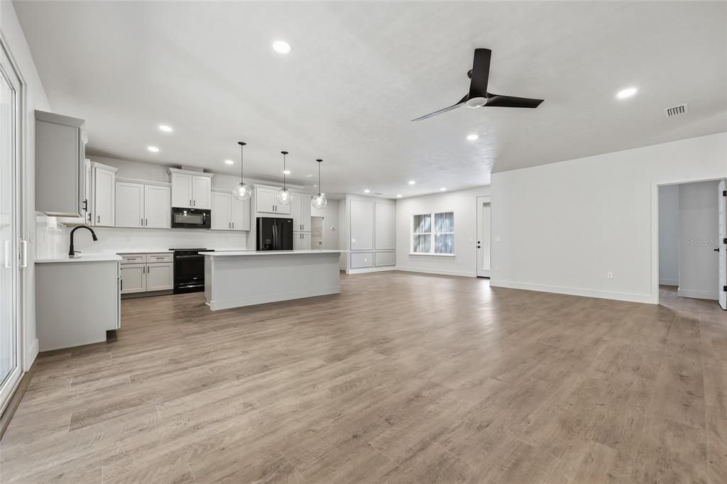 En Venta: $599,900 (4 camas, 2 baños, 1943 Pies cuadrados)