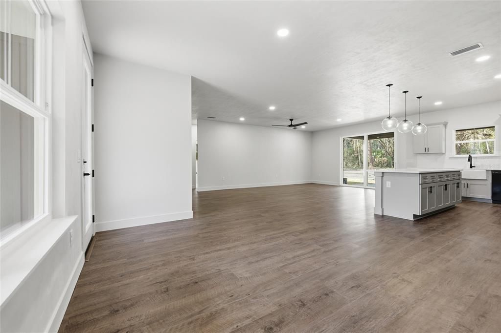 En Venta: $599,900 (4 camas, 2 baños, 1943 Pies cuadrados)