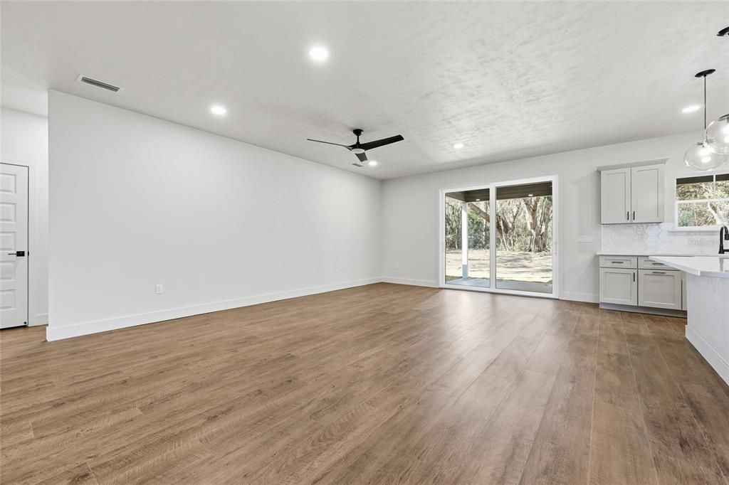 En Venta: $599,900 (4 camas, 2 baños, 1943 Pies cuadrados)