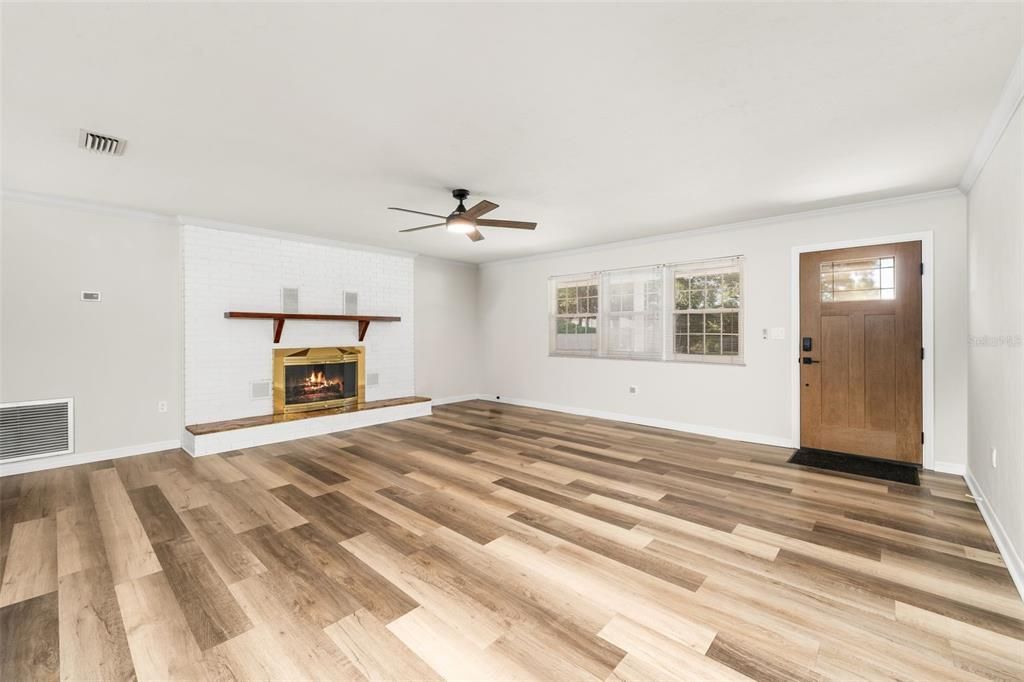 Activo con contrato: $299,500 (3 camas, 2 baños, 1584 Pies cuadrados)