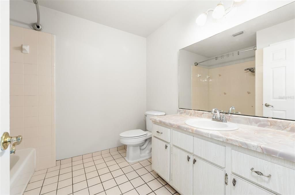 Activo con contrato: $299,500 (3 camas, 2 baños, 1584 Pies cuadrados)