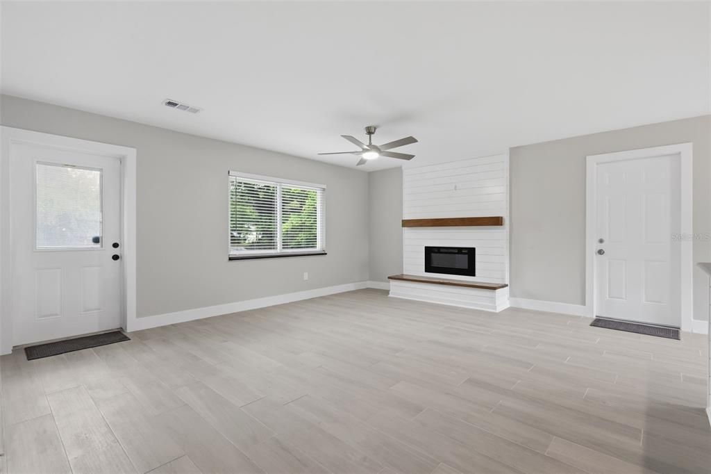 For Rent: $2,850 (2 beds, 1 baths, 900 Square Feet)