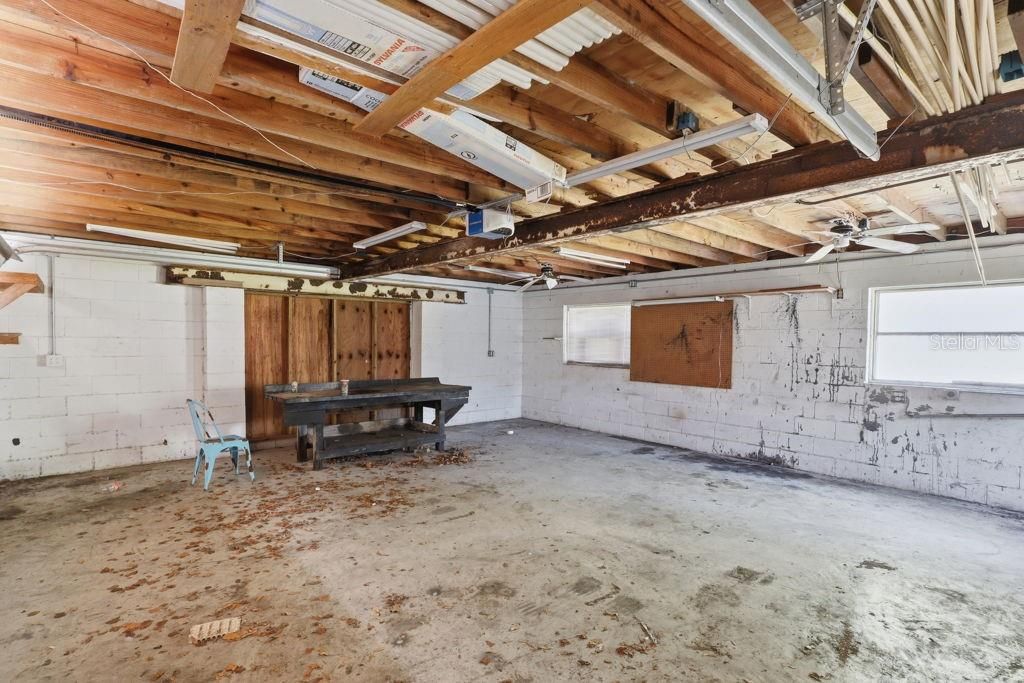 For Rent: $2,850 (2 beds, 1 baths, 900 Square Feet)