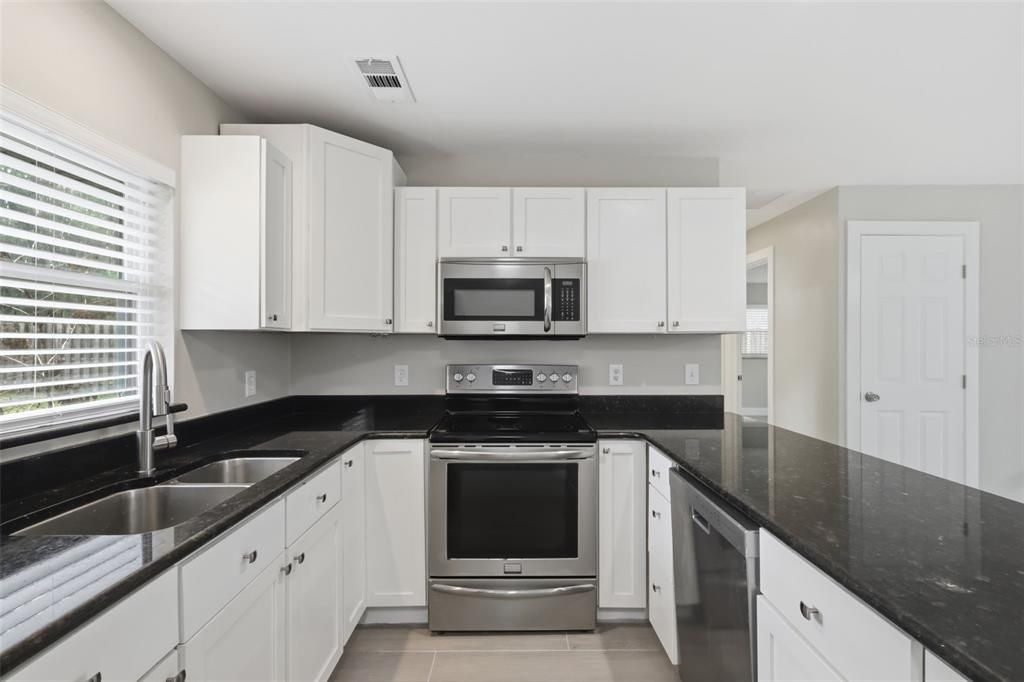 For Rent: $2,850 (2 beds, 1 baths, 900 Square Feet)
