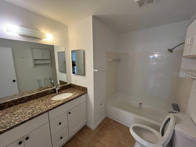 Activo con contrato: $179,900 (2 camas, 1 baños, 921 Pies cuadrados)