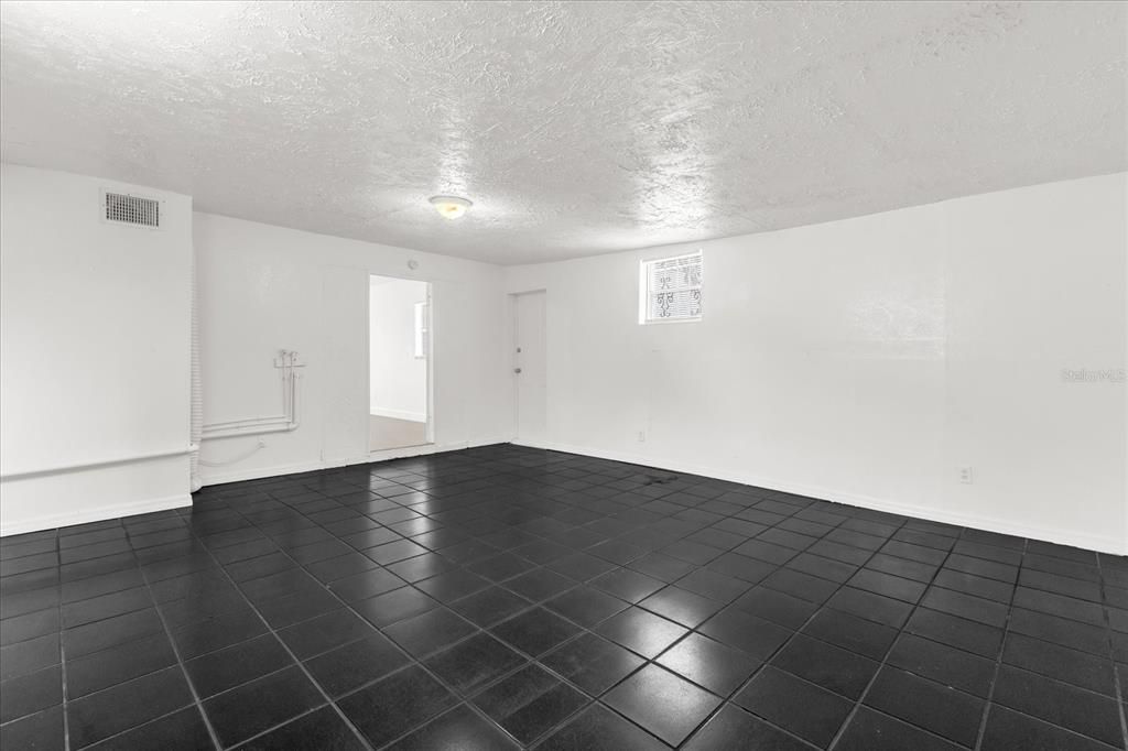 Activo con contrato: $299,900 (4 camas, 3 baños, 1678 Pies cuadrados)