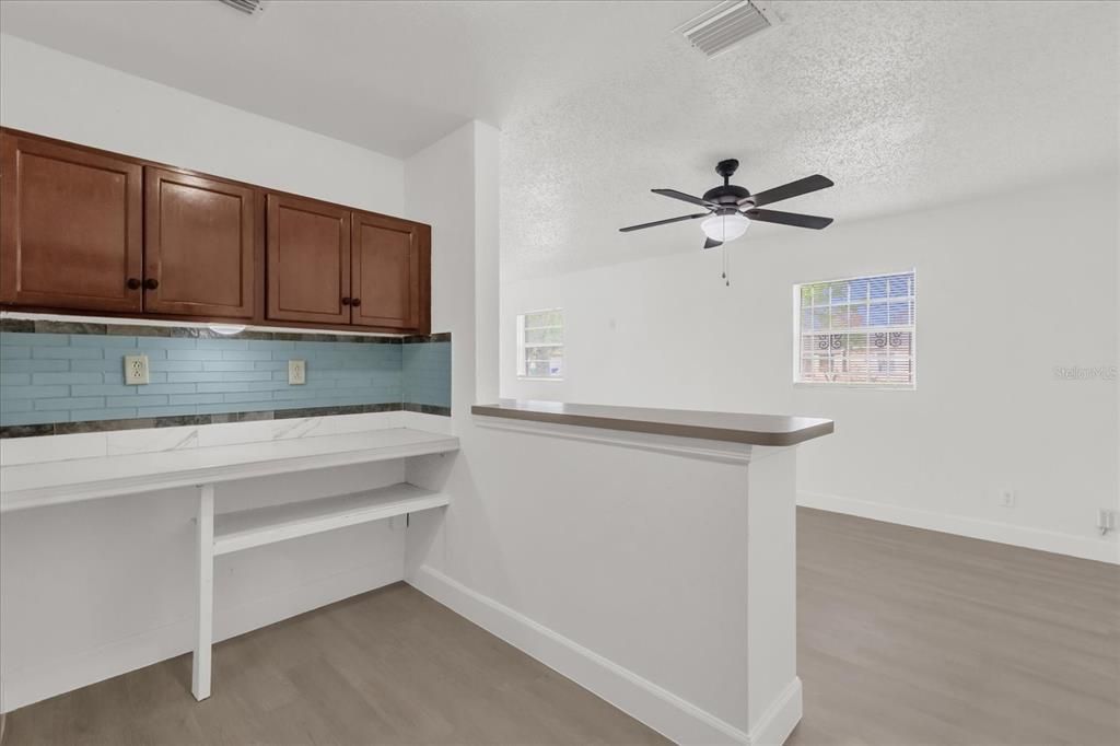 Activo con contrato: $299,900 (4 camas, 3 baños, 1678 Pies cuadrados)