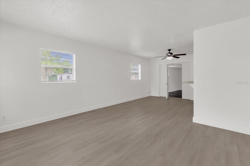 Activo con contrato: $299,900 (4 camas, 3 baños, 1678 Pies cuadrados)