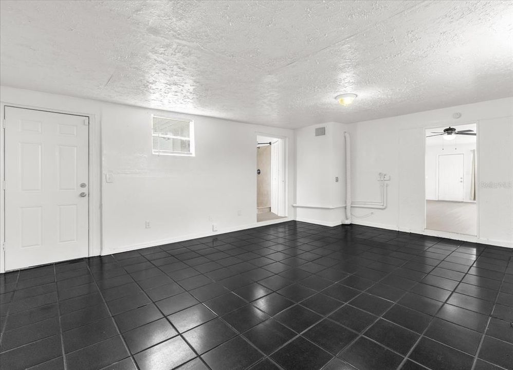 Activo con contrato: $299,900 (4 camas, 3 baños, 1678 Pies cuadrados)