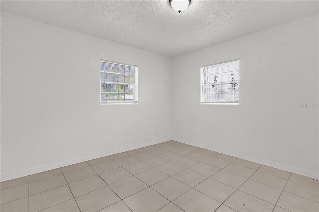 Activo con contrato: $299,900 (4 camas, 3 baños, 1678 Pies cuadrados)