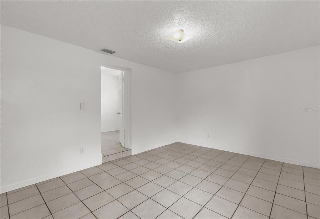 Activo con contrato: $299,900 (4 camas, 3 baños, 1678 Pies cuadrados)